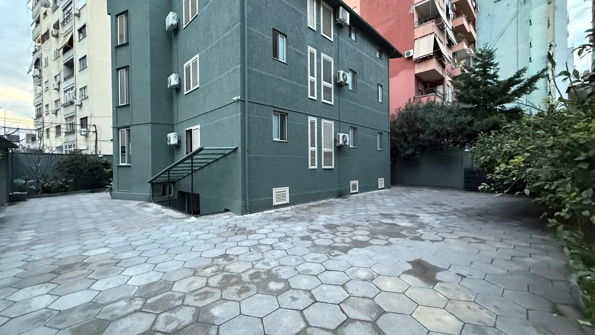 Enzo Hotel Near Lake Τίρανα